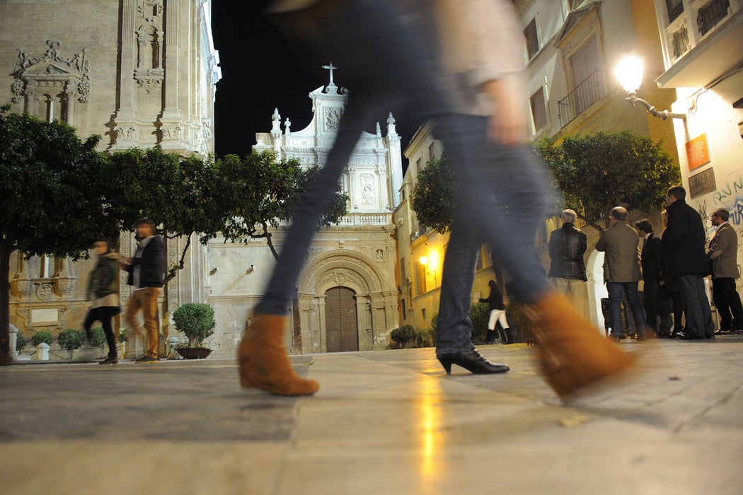 Un grupo observa la Catedral de Murcia. 