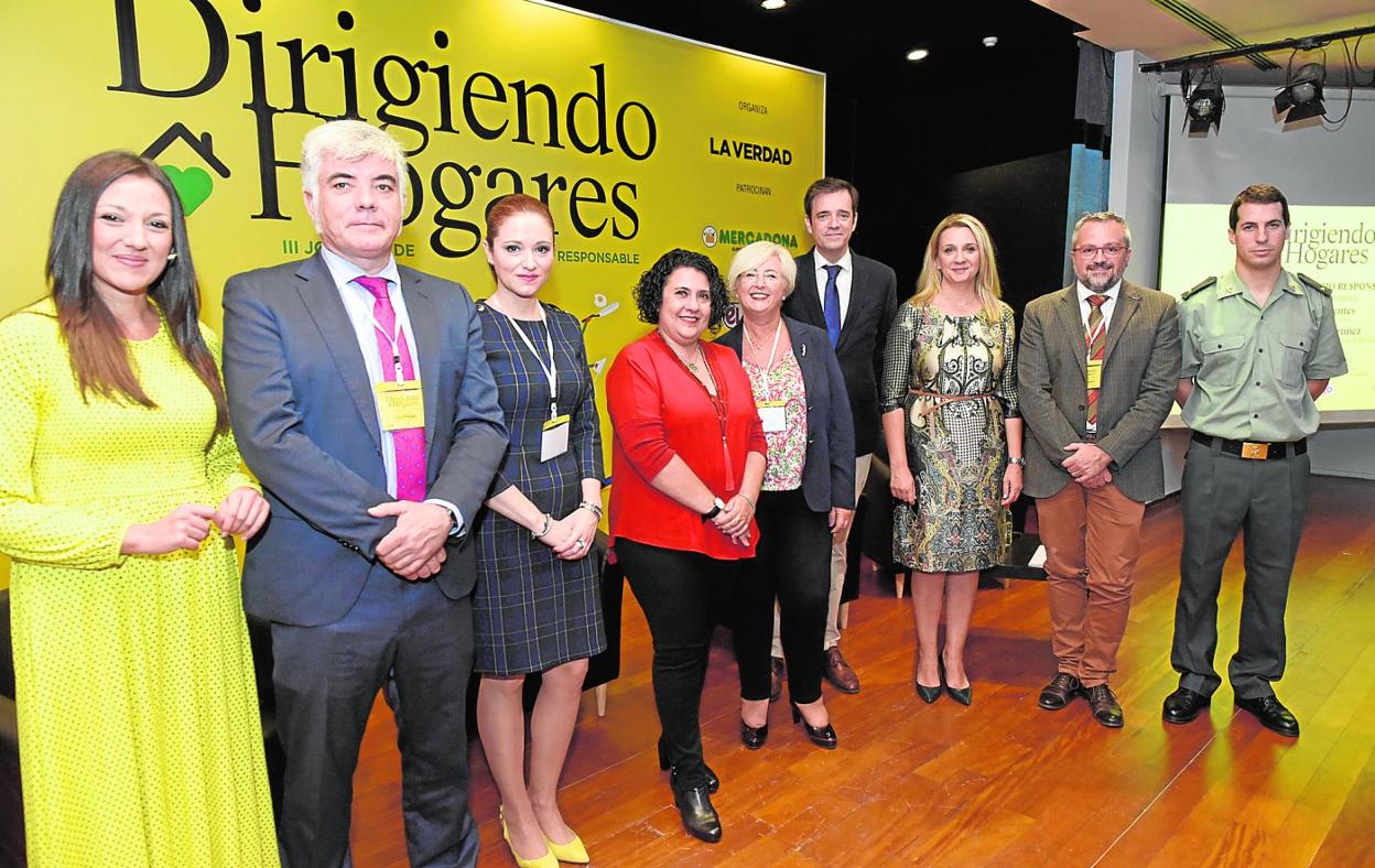 De izquierda a derecha, Carmen María Conesa, Luis Hidalgo, Ana Belén Martínez, Cristina de Arozamena, Juana Pérez, Antonio González, Carolina Espinosa, Roberto Fuentes y Andrés Alberto Lizán, en el inicio de las jornadas patrocinadas por Mercadona y eLPOZO Alimentación. 