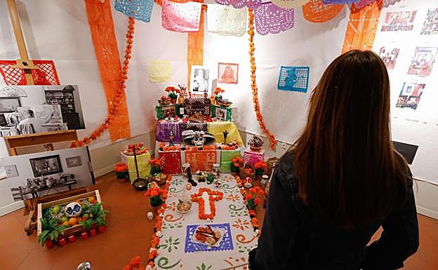 Altar mexicano instalado en el Museo Ramón Gaya de Murcia en honor a los muertos.