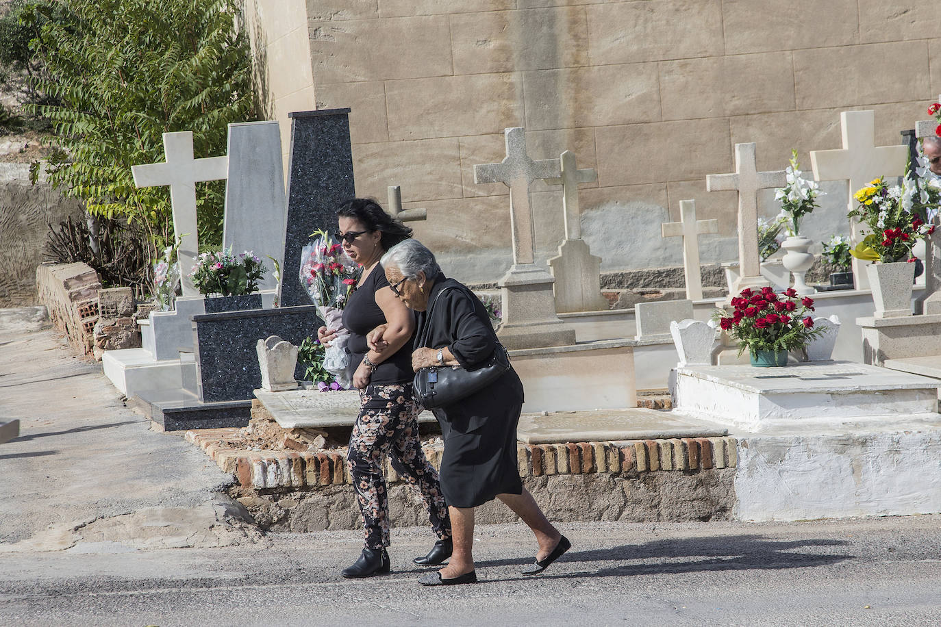La afluencia de público a los grandes camposantos del municipio fue grande pero escalonada.
