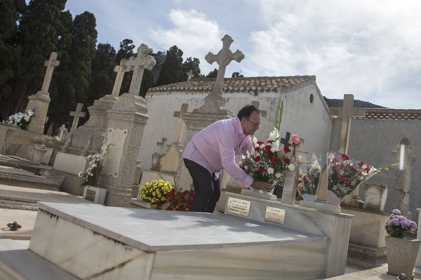 La afluencia de público a los grandes camposantos del municipio fue grande pero escalonada.