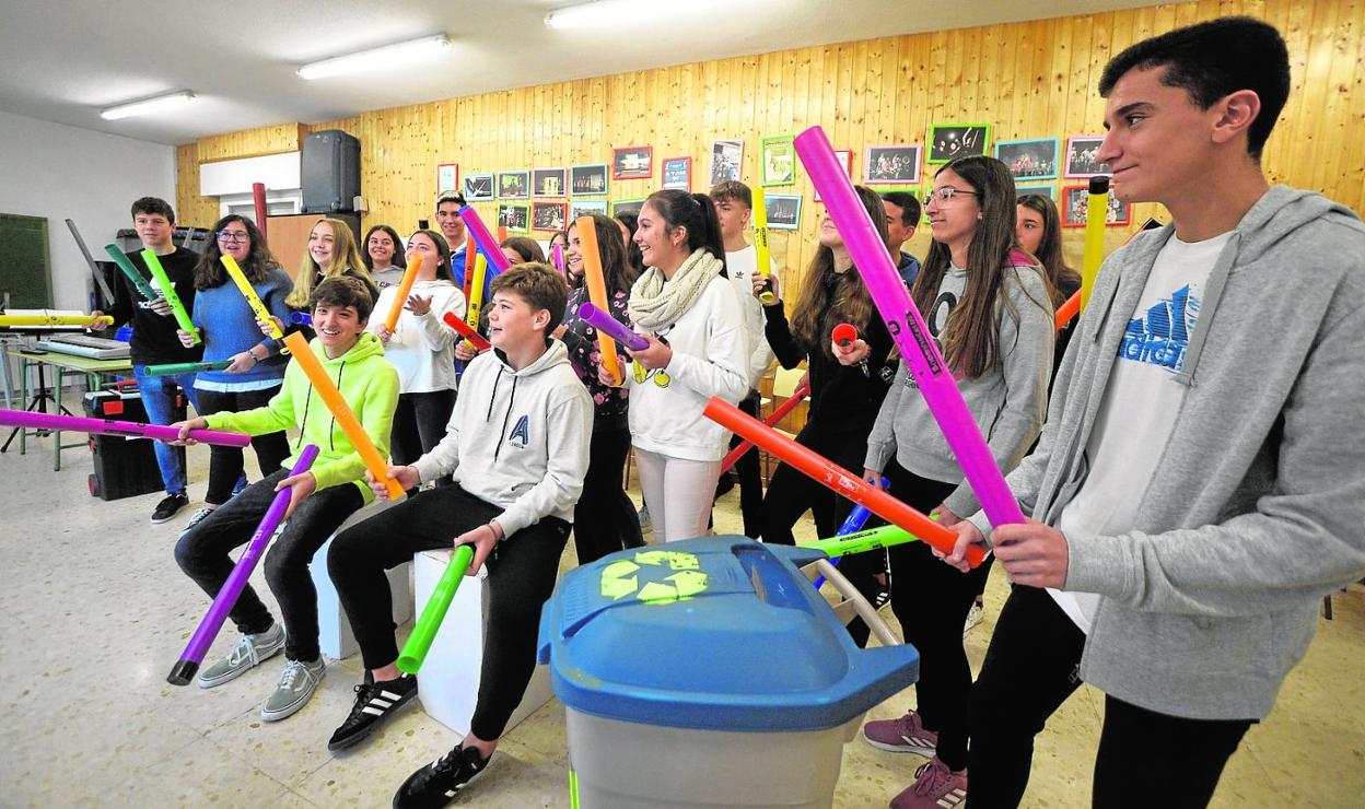 Alumnos del IES Severo Ochoa de Los Garres (Murcia), miembros del grupo Percuseve, durante un ensayo. 