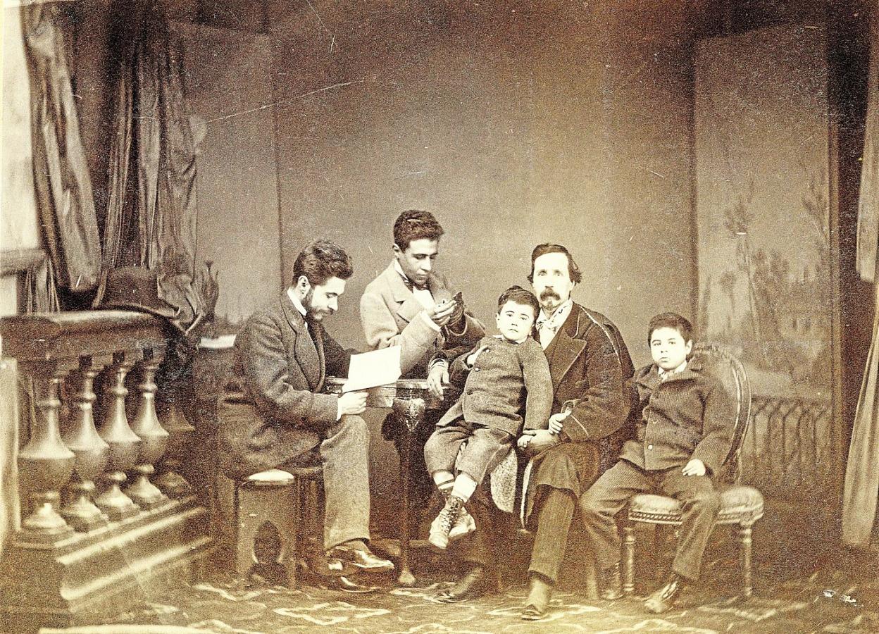 Con cuatro de sus hijos: Carlos José, Manuel, Lorenzo y Joaquín (1875). 