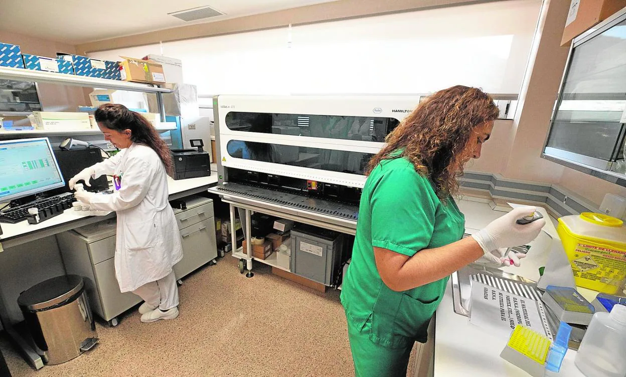 María Morales y África Fernández toman muestras en el Laboratorio de Anatomía Patológica del Hospital Santa Lucía. 