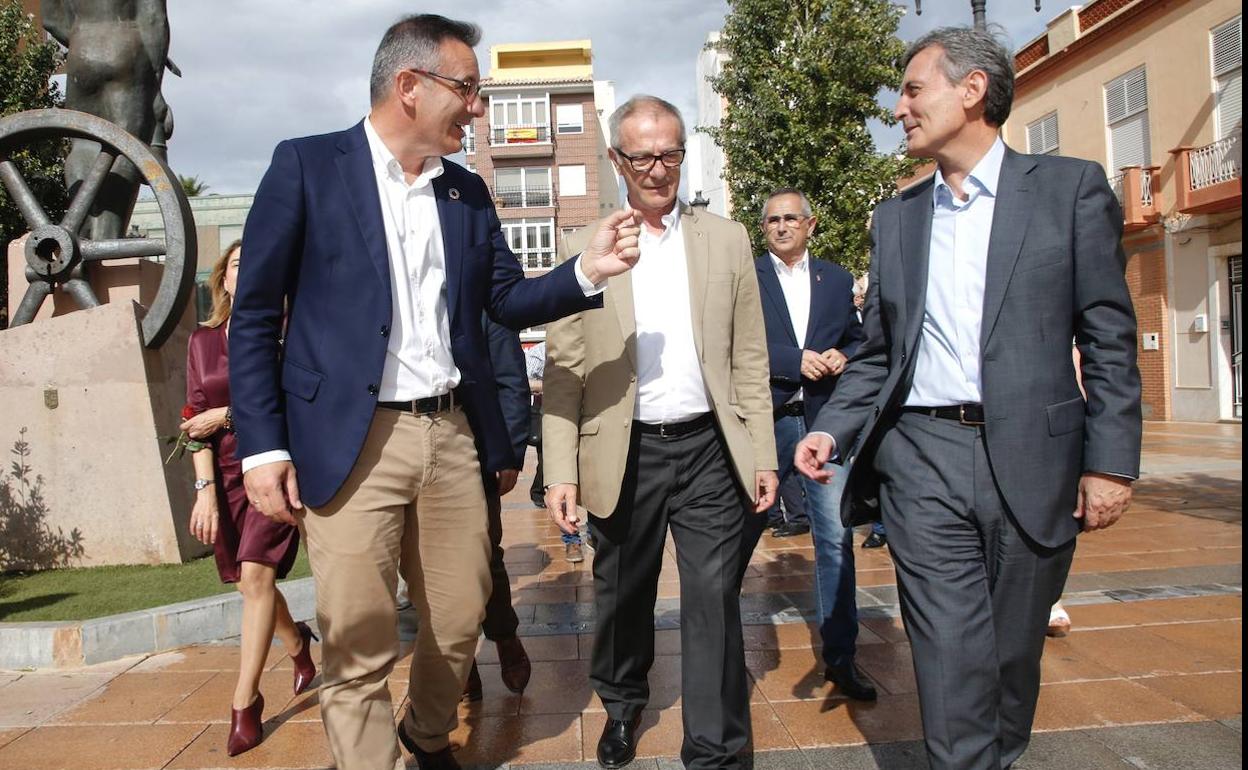 Diego Conesa, José Guirao y Pedro Saura, paseando por La Unión este sábado. 