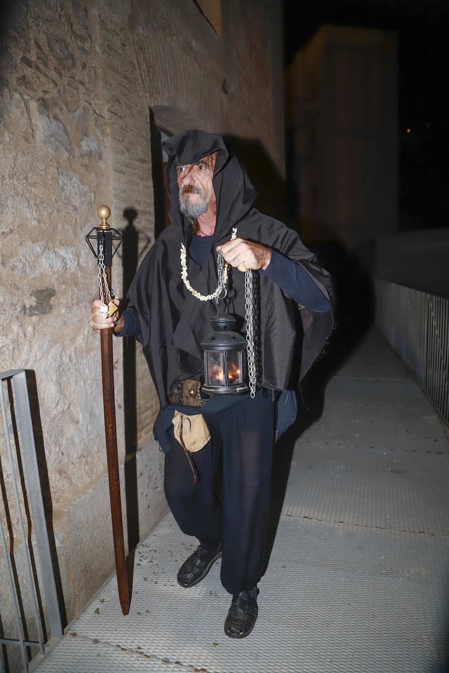 Los jóvenes apostaron por las fiestas de Halloween. Desde el jueves por la noche, llenaron calles, explanadas y jardines de la ciudad, con tétricos disfraces y caracterizaciones de películas de terror. 