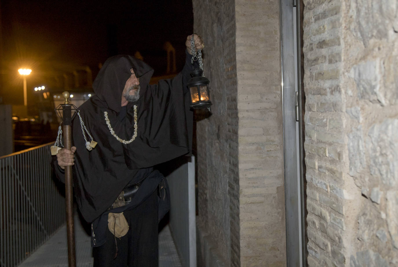 Los jóvenes apostaron por las fiestas de Halloween. Desde el jueves por la noche, llenaron calles, explanadas y jardines de la ciudad, con tétricos disfraces y caracterizaciones de películas de terror. 