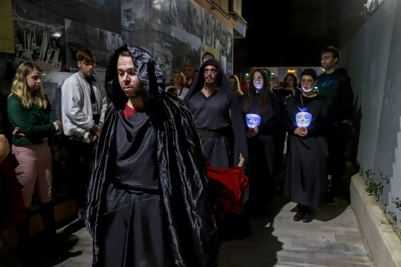 Los jóvenes apostaron por las fiestas de Halloween. Desde el jueves por la noche, llenaron calles, explanadas y jardines de la ciudad, con tétricos disfraces y caracterizaciones de películas de terror. 