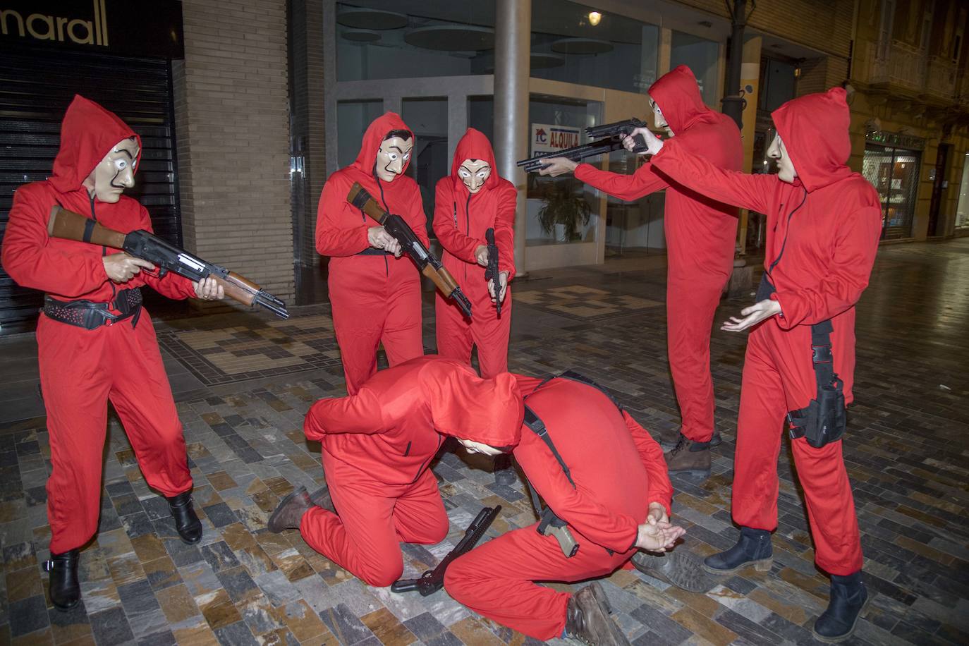 Los jóvenes apostaron por las fiestas de Halloween. Desde el jueves por la noche, llenaron calles, explanadas y jardines de la ciudad, con tétricos disfraces y caracterizaciones de películas de terror. 