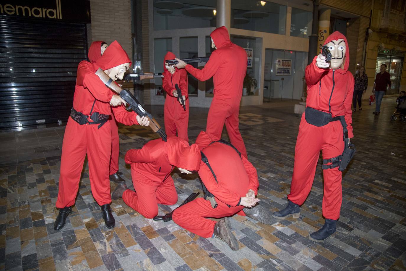 Los jóvenes apostaron por las fiestas de Halloween. Desde el jueves por la noche, llenaron calles, explanadas y jardines de la ciudad, con tétricos disfraces y caracterizaciones de películas de terror. 