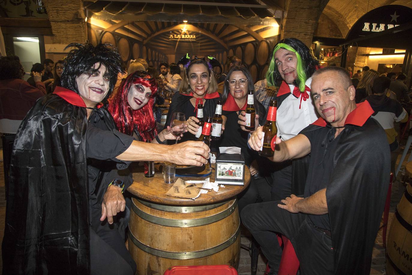 Los jóvenes apostaron por las fiestas de Halloween. Desde el jueves por la noche, llenaron calles, explanadas y jardines de la ciudad, con tétricos disfraces y caracterizaciones de películas de terror. 