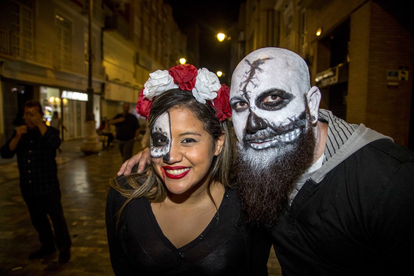 Los jóvenes apostaron por las fiestas de Halloween. Desde el jueves por la noche, llenaron calles, explanadas y jardines de la ciudad, con tétricos disfraces y caracterizaciones de películas de terror. 