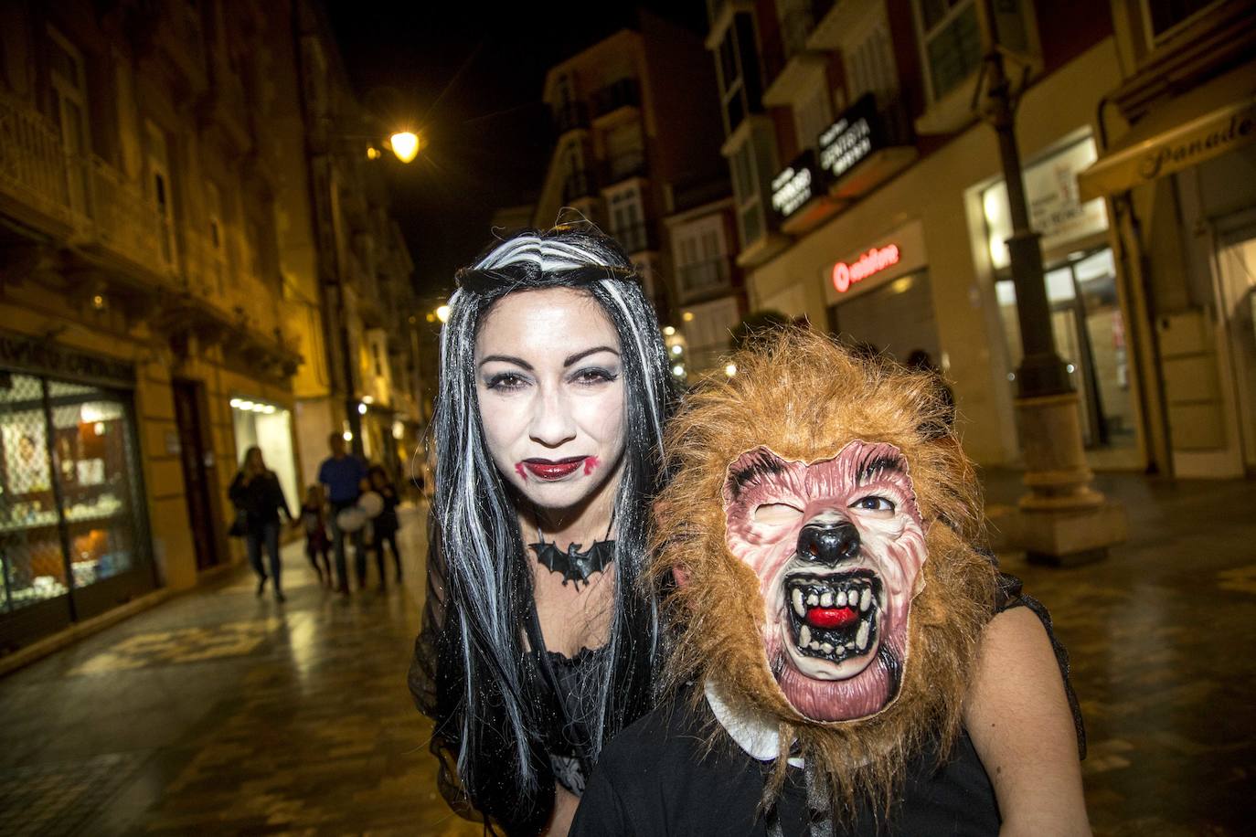 Los jóvenes apostaron por las fiestas de Halloween. Desde el jueves por la noche, llenaron calles, explanadas y jardines de la ciudad, con tétricos disfraces y caracterizaciones de películas de terror. 