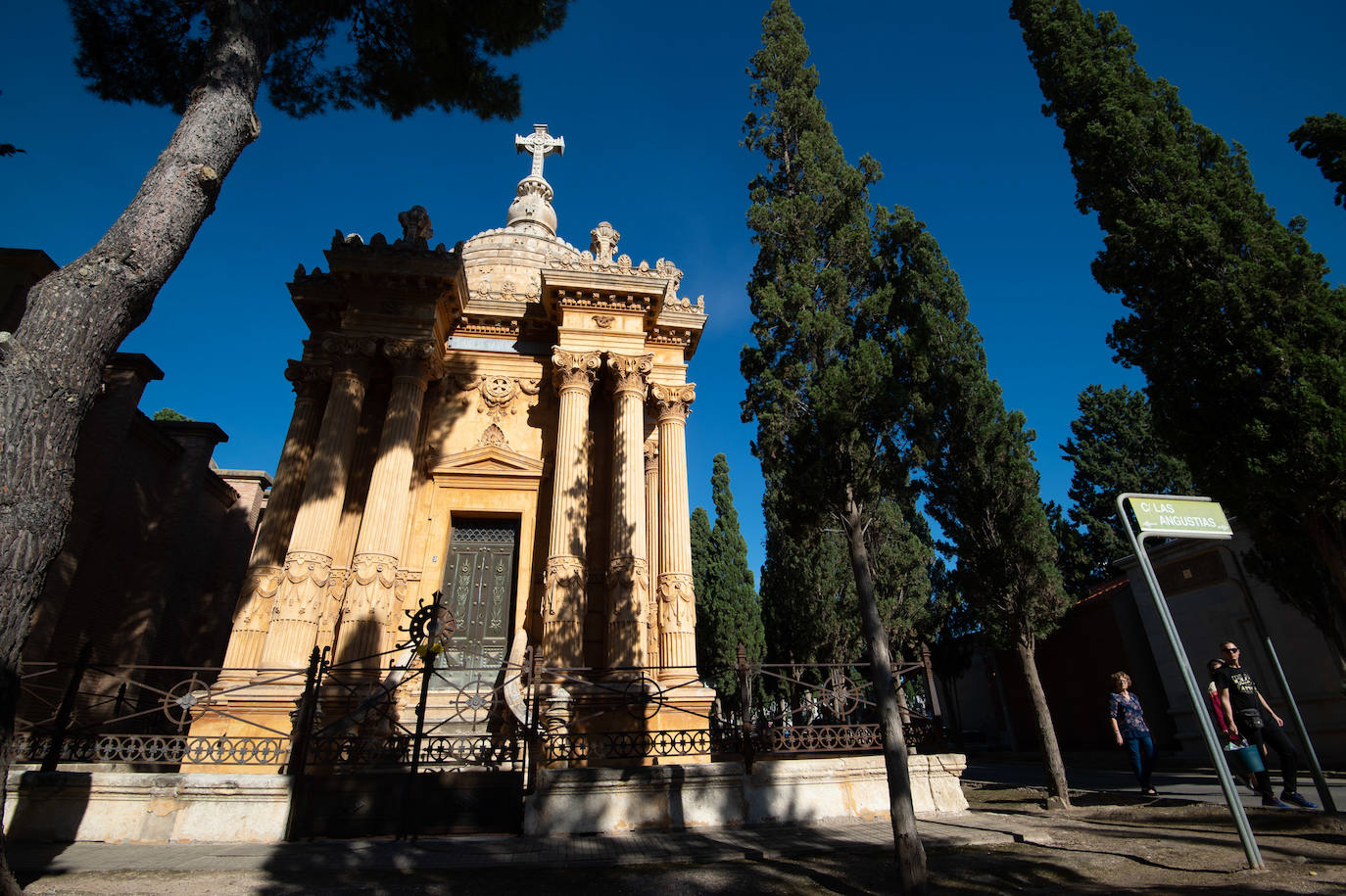 El grupo Miskorus puso la nota musical en el camposanto de Jesús, donde el obispo Lorca Planes ofició una misa. 