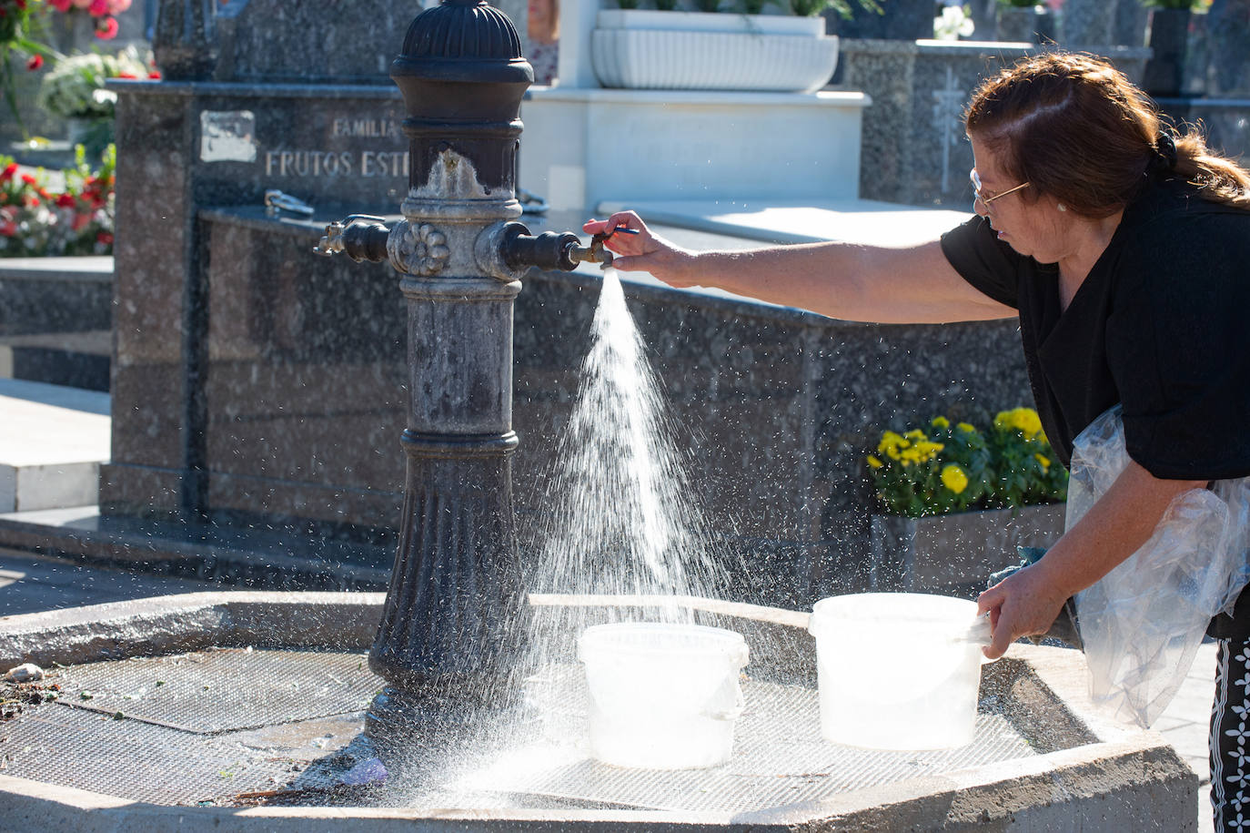 El grupo Miskorus puso la nota musical en el camposanto de Jesús, donde el obispo Lorca Planes ofició una misa. 