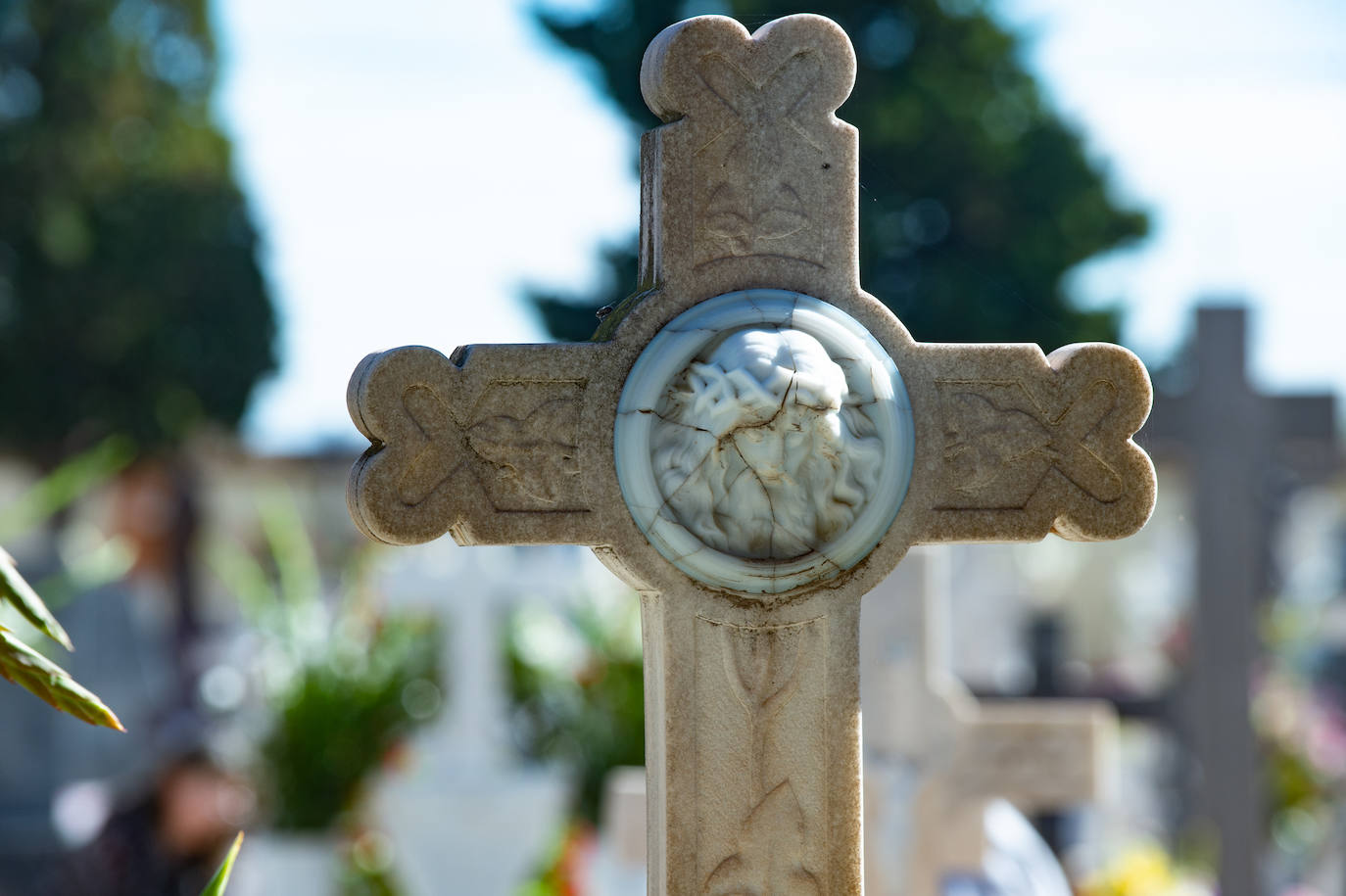 El grupo Miskorus puso la nota musical en el camposanto de Jesús, donde el obispo Lorca Planes ofició una misa. 