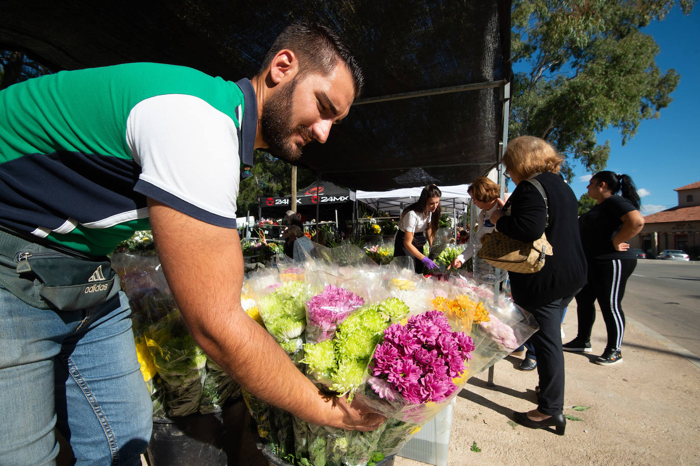 El grupo Miskorus puso la nota musical en el camposanto de Jesús, donde el obispo Lorca Planes ofició una misa. 