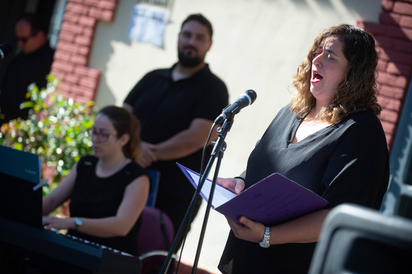 El grupo Miskorus puso la nota musical en el camposanto de Jesús, donde el obispo Lorca Planes ofició una misa. 