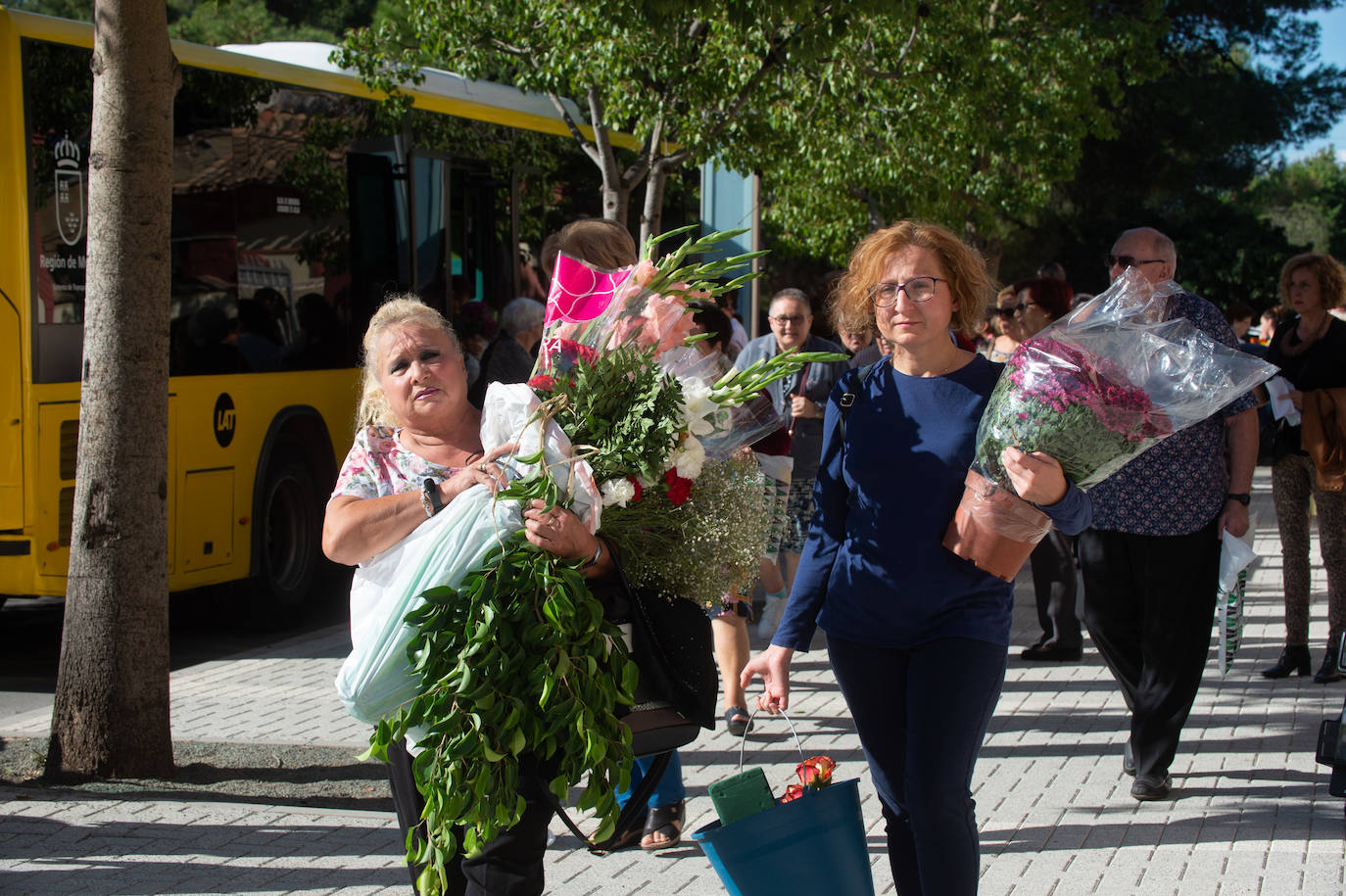 El grupo Miskorus puso la nota musical en el camposanto de Jesús, donde el obispo Lorca Planes ofició una misa. 