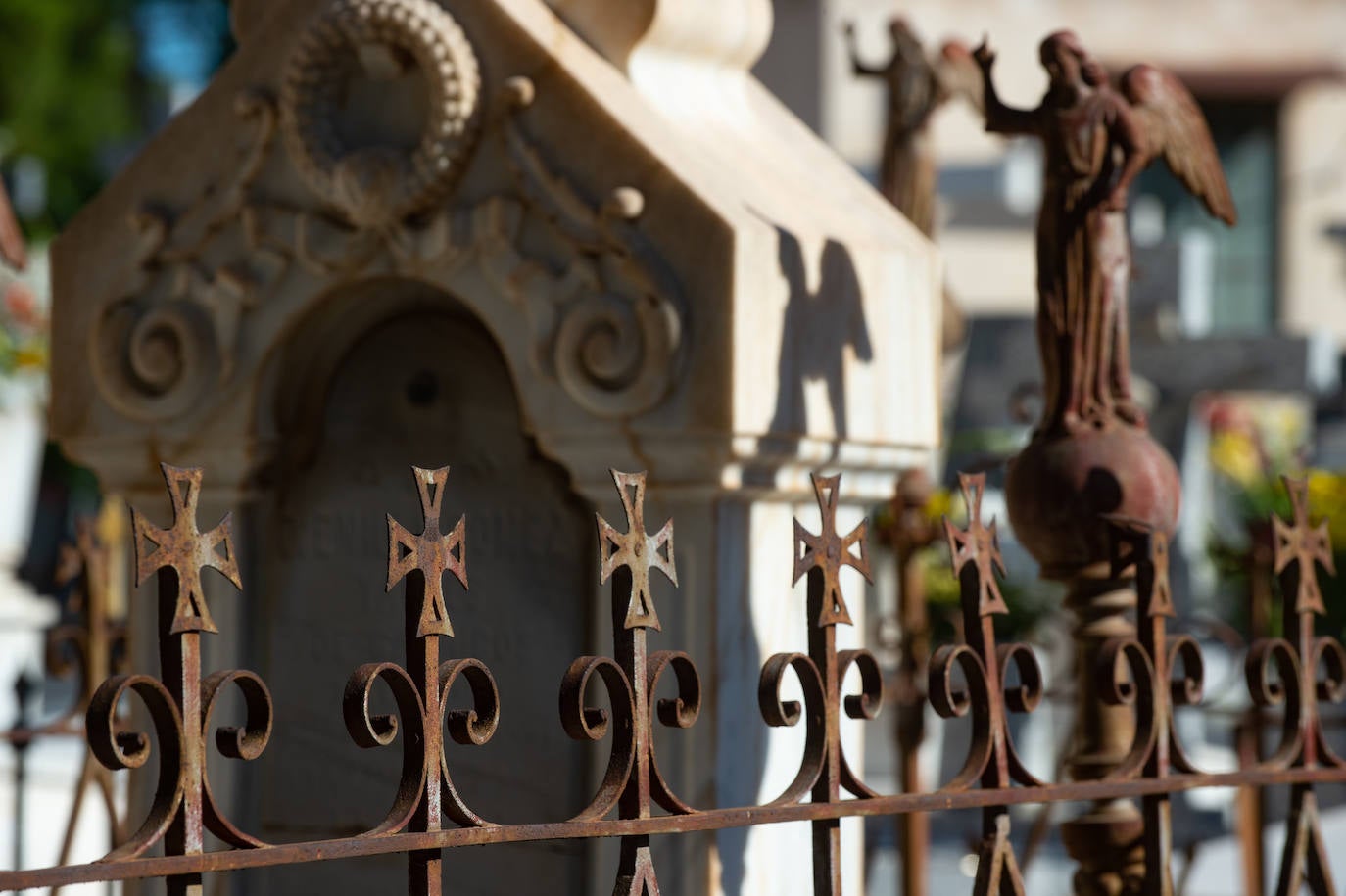 El grupo Miskorus puso la nota musical en el camposanto de Jesús, donde el obispo Lorca Planes ofició una misa. 