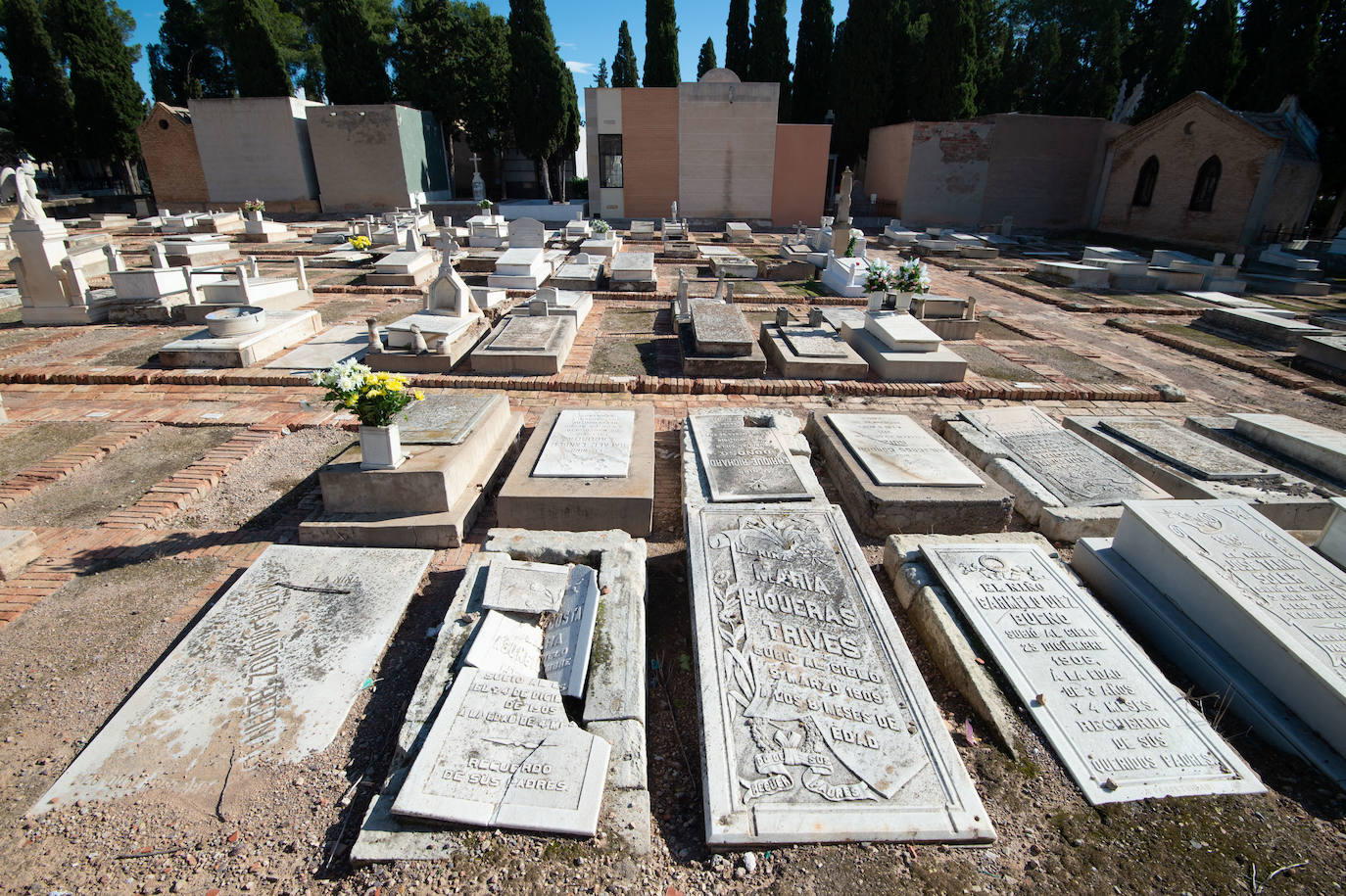 El grupo Miskorus puso la nota musical en el camposanto de Jesús, donde el obispo Lorca Planes ofició una misa. 