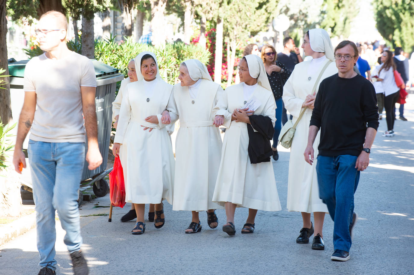 El grupo Miskorus puso la nota musical en el camposanto de Jesús, donde el obispo Lorca Planes ofició una misa. 