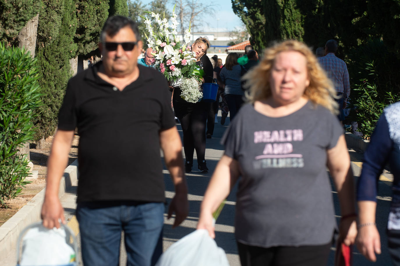 El grupo Miskorus puso la nota musical en el camposanto de Jesús, donde el obispo Lorca Planes ofició una misa. 