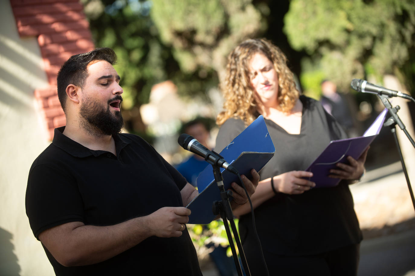 El grupo Miskorus puso la nota musical en el camposanto de Jesús, donde el obispo Lorca Planes ofició una misa. 