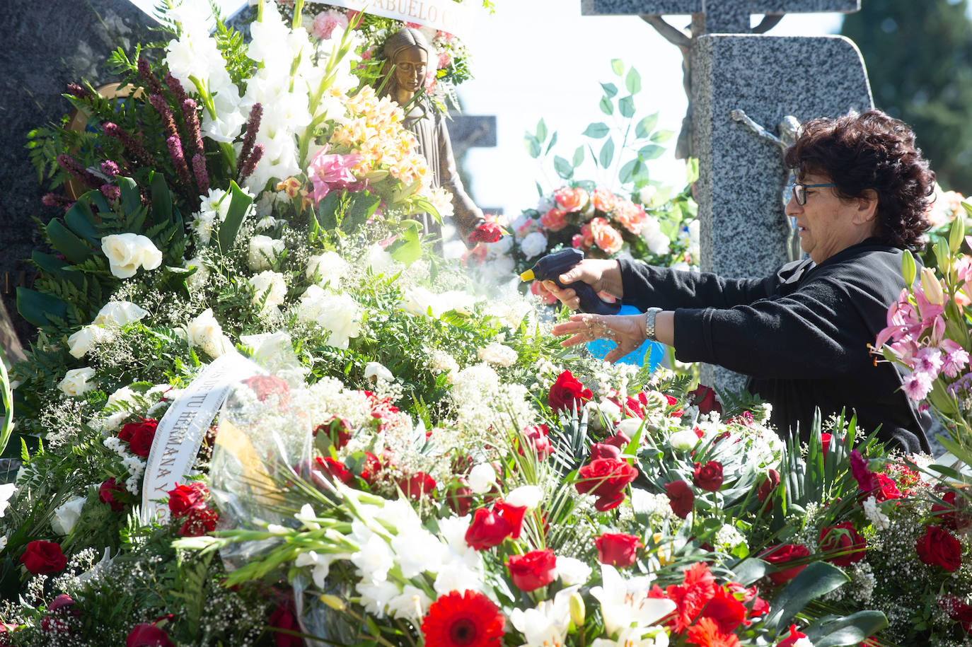 El grupo Miskorus puso la nota musical en el camposanto de Jesús, donde el obispo Lorca Planes ofició una misa. 