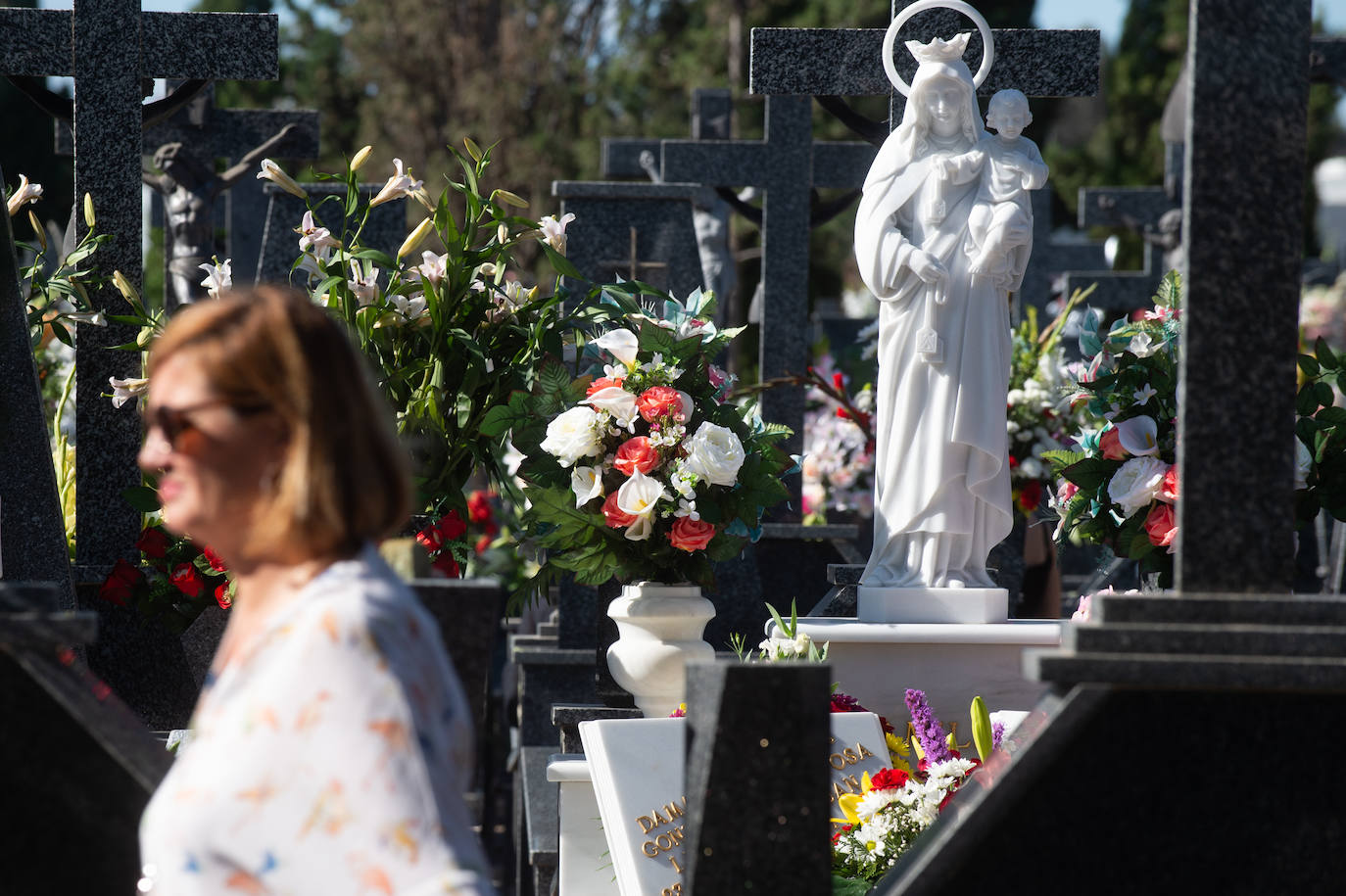 El grupo Miskorus puso la nota musical en el camposanto de Jesús, donde el obispo Lorca Planes ofició una misa. 