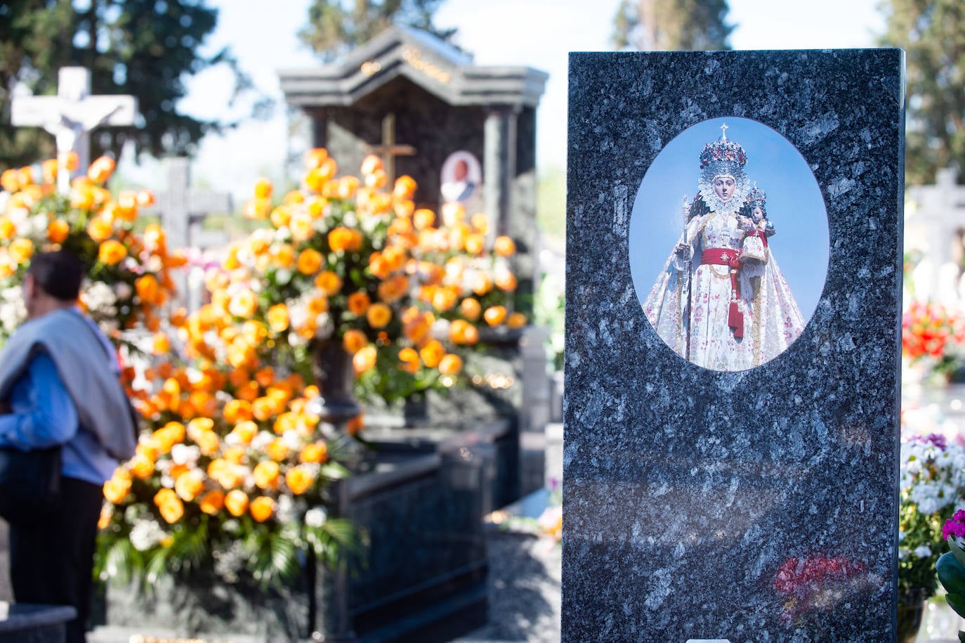 El grupo Miskorus puso la nota musical en el camposanto de Jesús, donde el obispo Lorca Planes ofició una misa. 