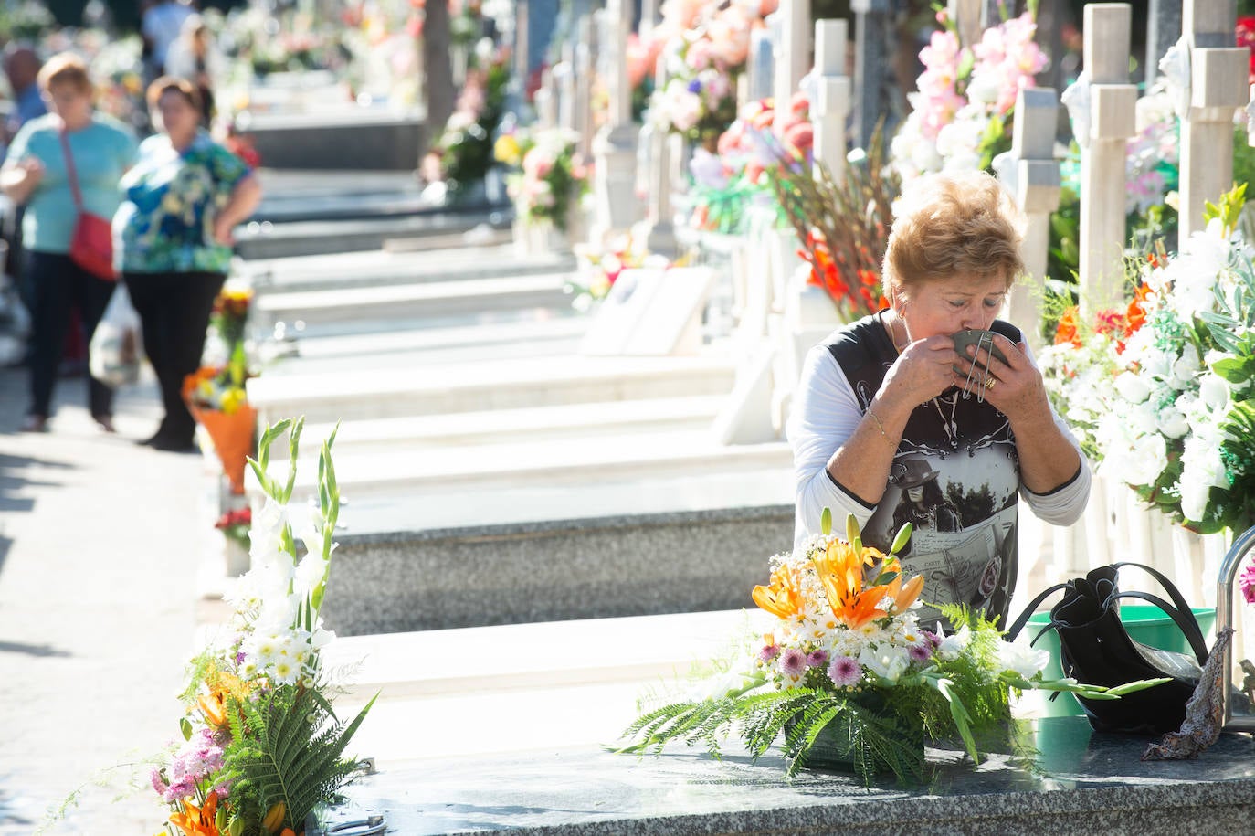 El grupo Miskorus puso la nota musical en el camposanto de Jesús, donde el obispo Lorca Planes ofició una misa. 