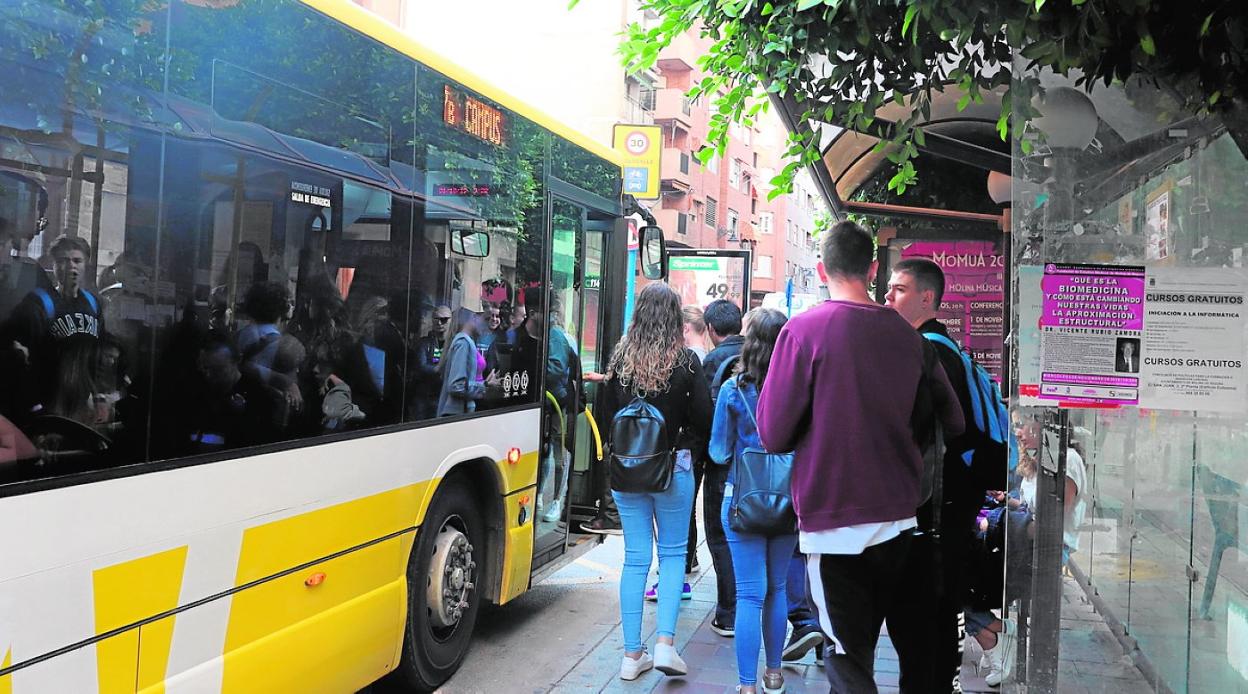 Los estudiantes hacen cola ante el bus de la línea 47, en la Plaza de la Constitución, el pasado jueves. 