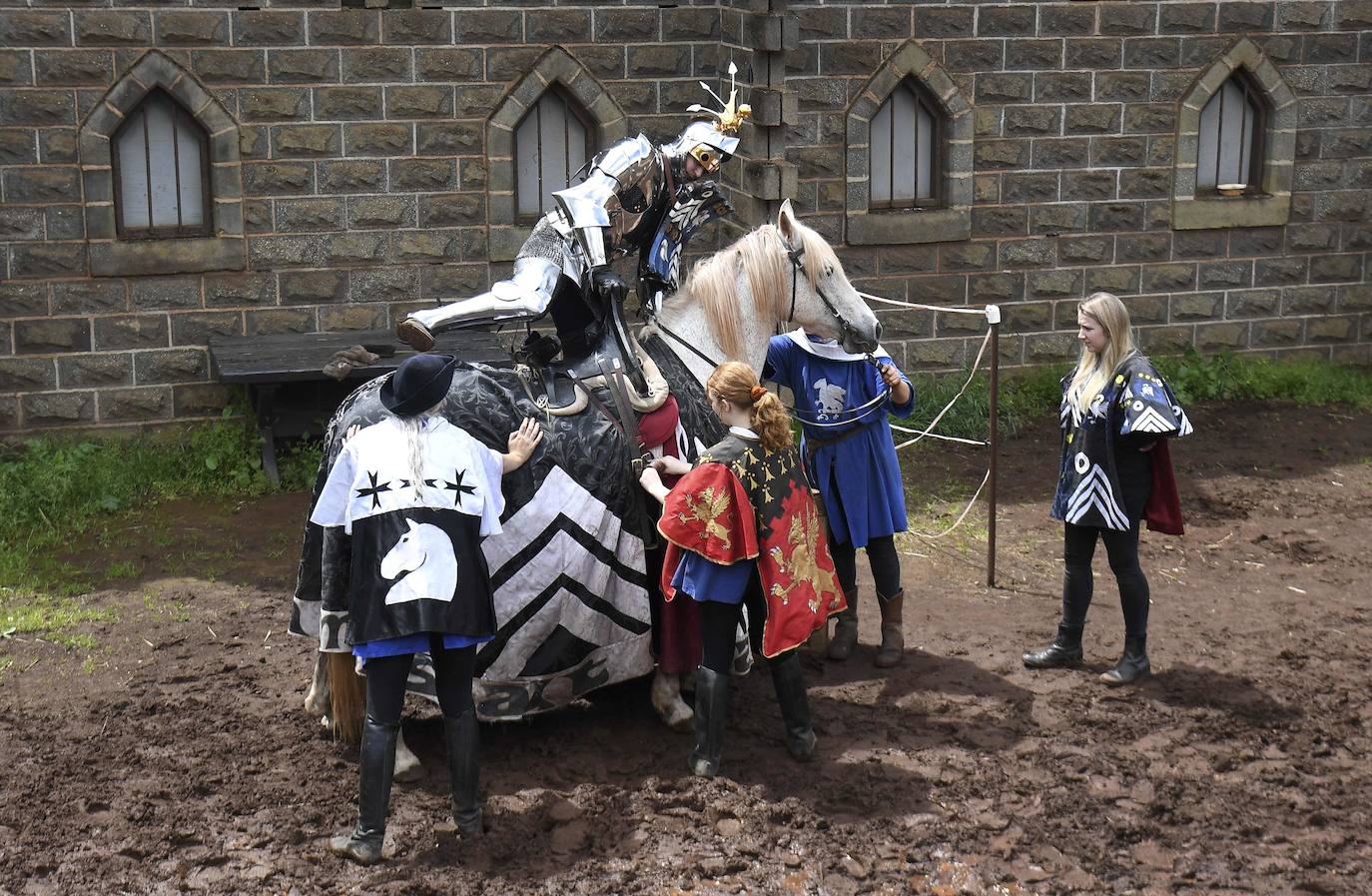 El castillo Kyral en Leigh Creek, a unos cien kilómetros de Melbourne, es testigo de una batalla de justas entre australianos e ingleses que recrea las batallas que vivieron en siglos anteriores.