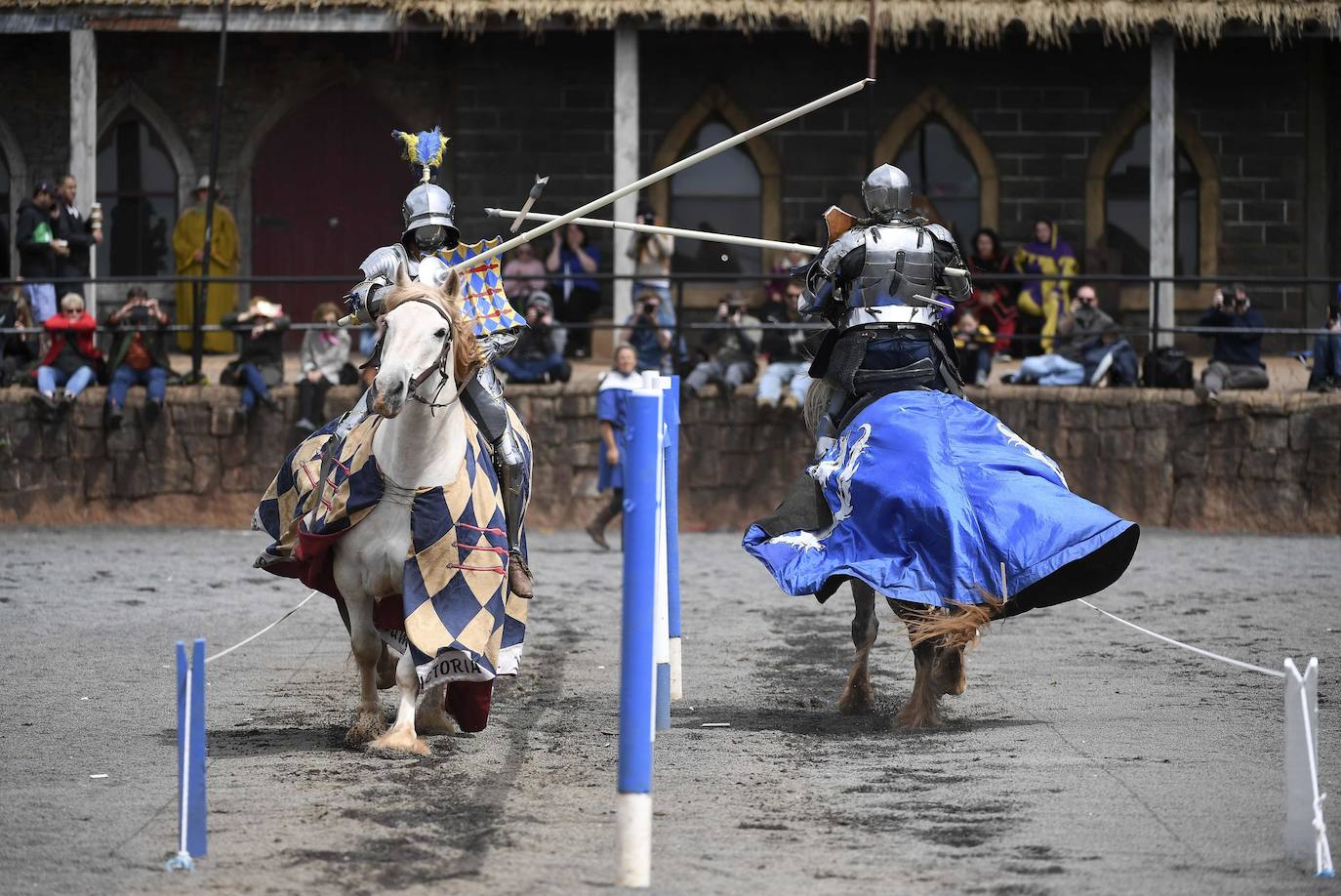 El castillo Kyral en Leigh Creek, a unos cien kilómetros de Melbourne, es testigo de una batalla de justas entre australianos e ingleses que recrea las batallas que vivieron en siglos anteriores.
