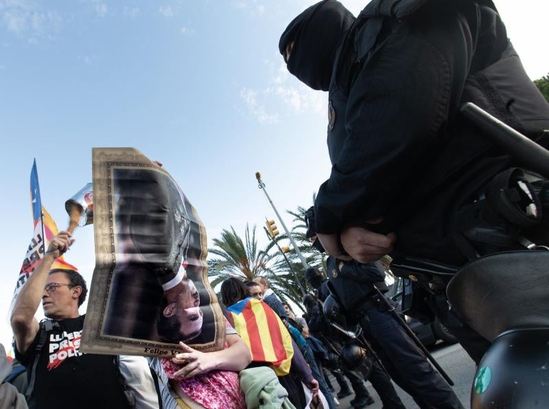 Fotos: Manifestantes y partidos independentistas boicotean el acto del Rey en Barcelona