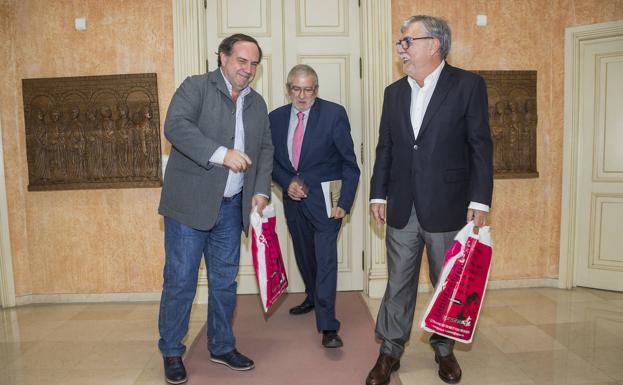 Ismael Crespo, Alberto Castillo y Juan José García Escribano, este lunes en la Asamblea Regional.