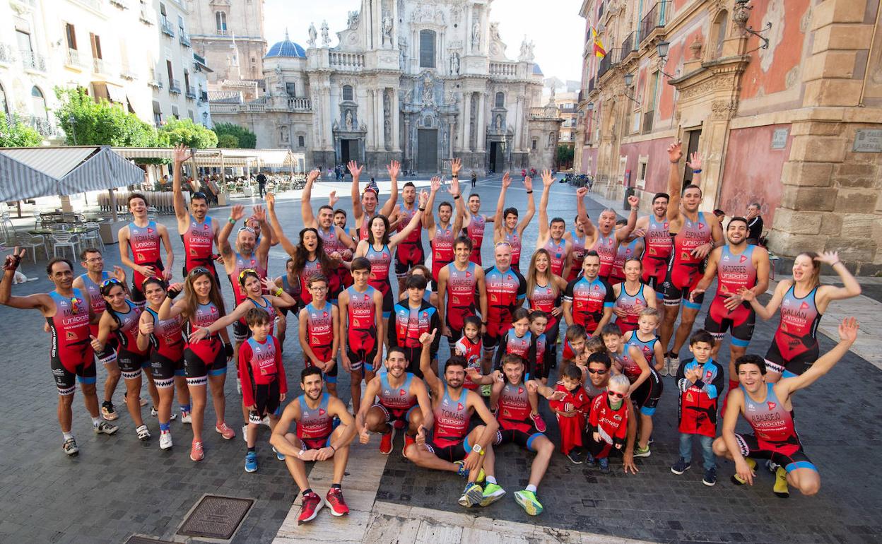Componentes del Club Triatlón Murcia, en la plaza Belluga, el viernes. 