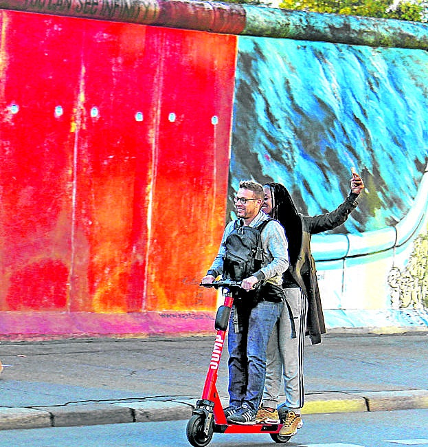 Muchos jóvenes desconocen el significado del Muro de Berlín y lo consideran un bonito fondo en las fotos y vídeos de las redes sociales.