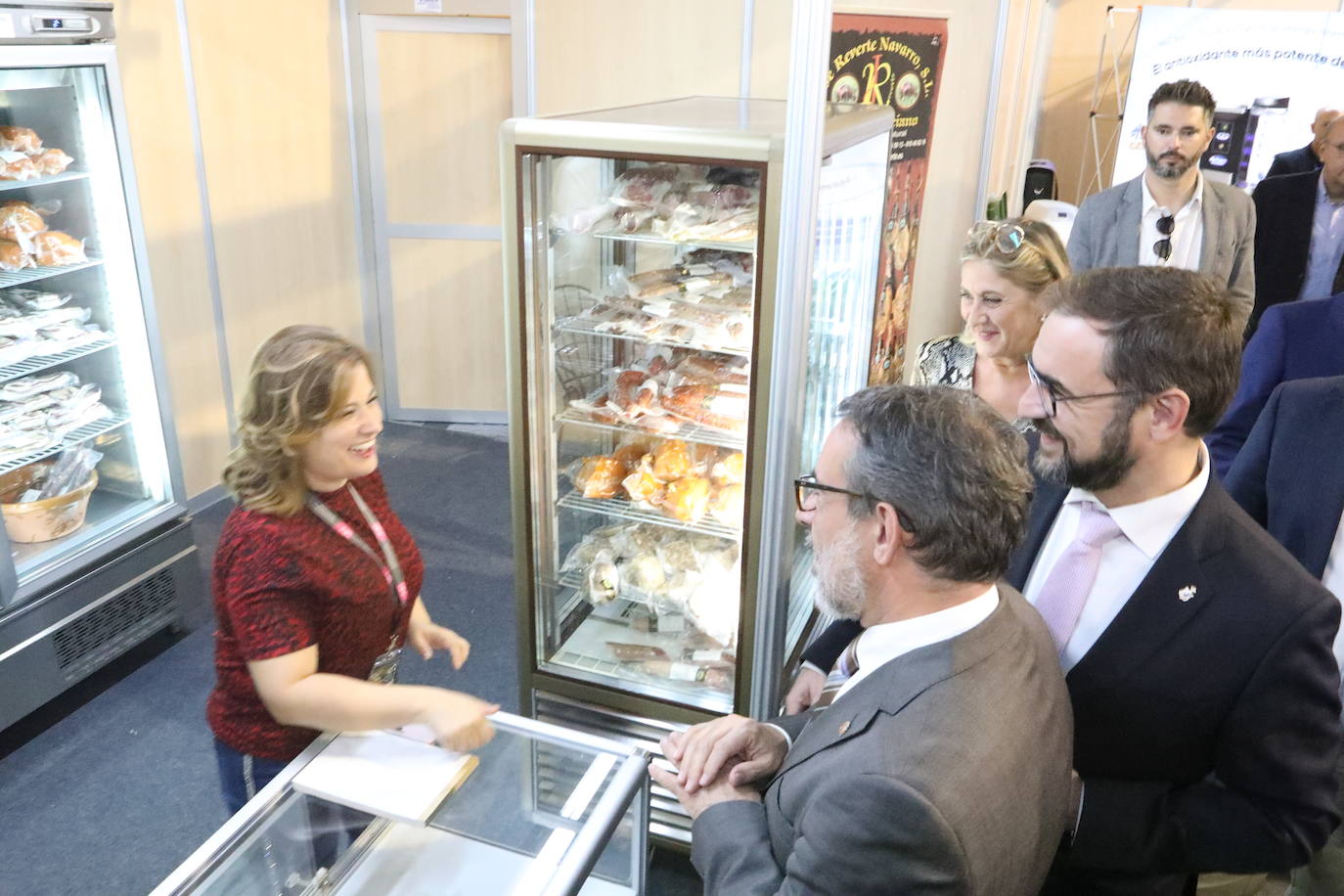 El presidente López Miras y el alcalde destacan la importancia de un sector que en la Región cuenta con 1.500 granjas.