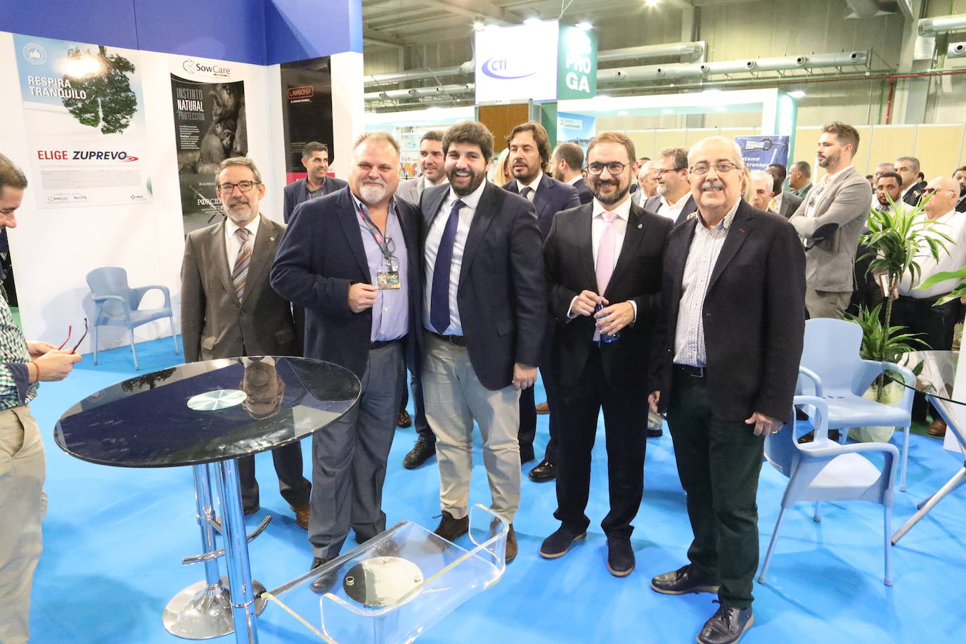 El presidente López Miras y el alcalde destacan la importancia de un sector que en la Región cuenta con 1.500 granjas.