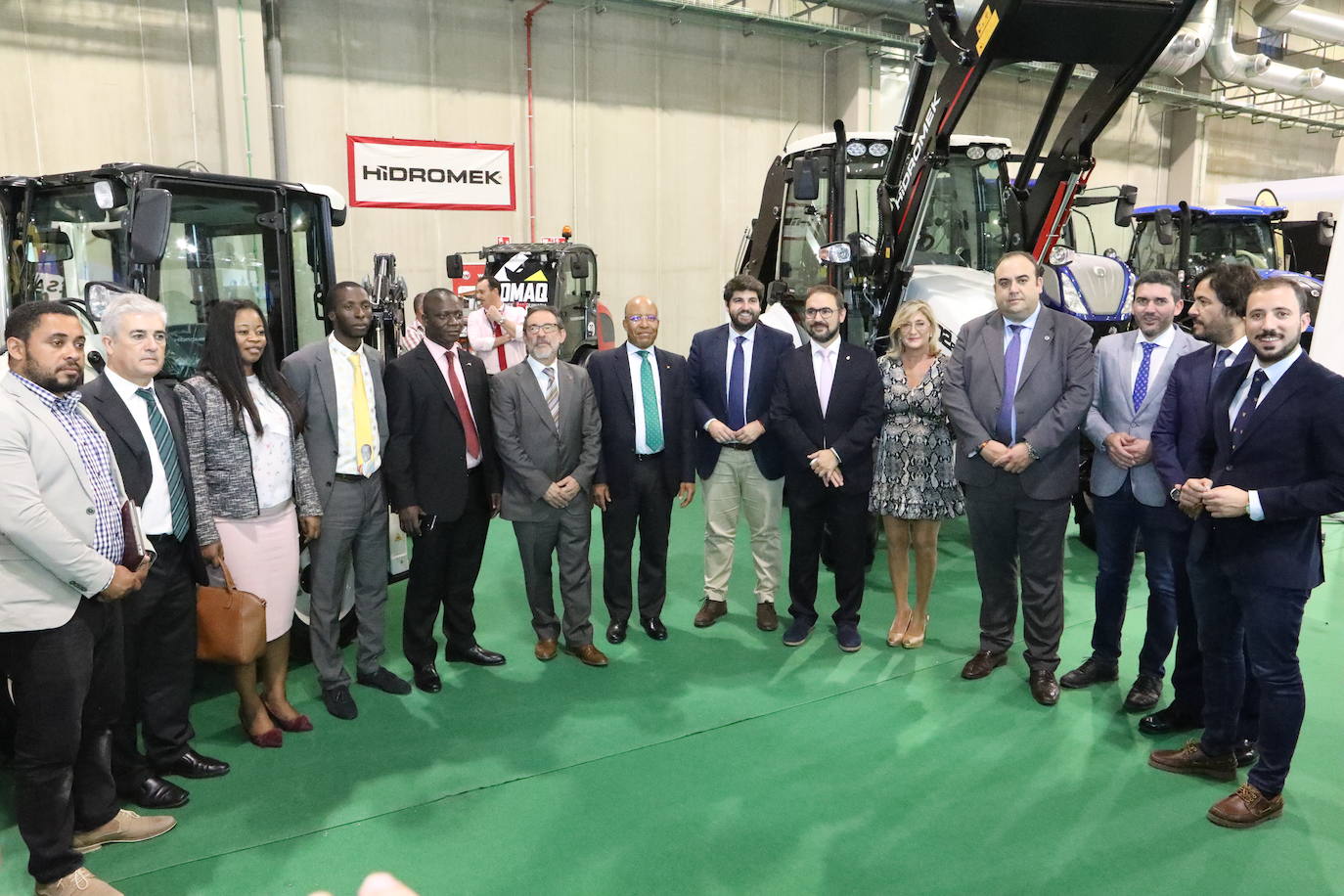 El presidente López Miras y el alcalde destacan la importancia de un sector que en la Región cuenta con 1.500 granjas.