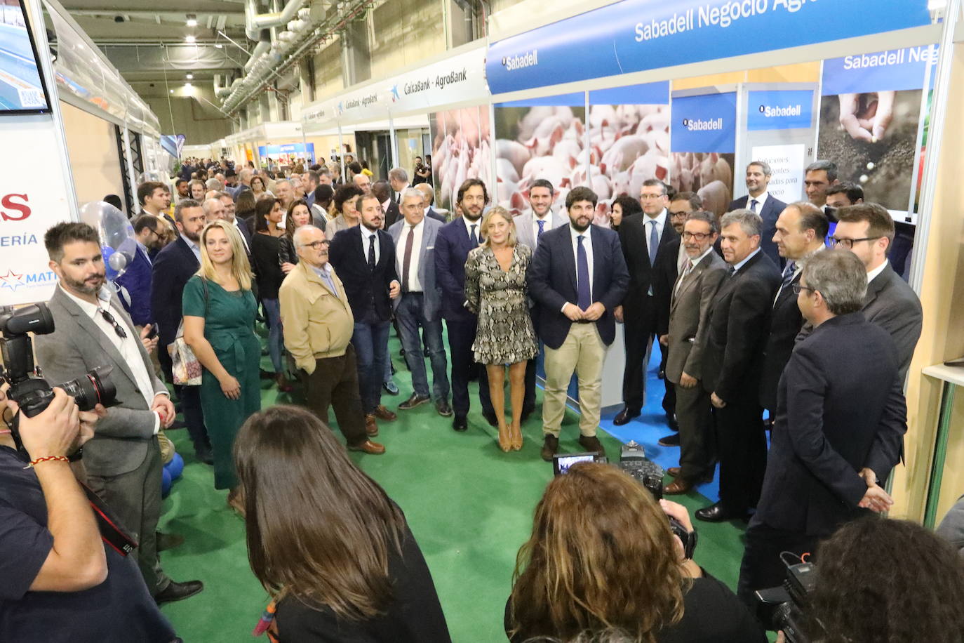 El presidente López Miras y el alcalde destacan la importancia de un sector que en la Región cuenta con 1.500 granjas.