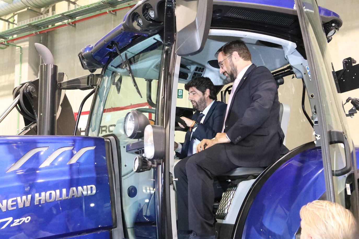 El presidente López Miras y el alcalde destacan la importancia de un sector que en la Región cuenta con 1.500 granjas.