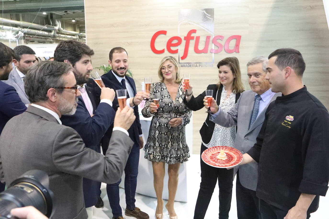 El presidente López Miras y el alcalde destacan la importancia de un sector que en la Región cuenta con 1.500 granjas.