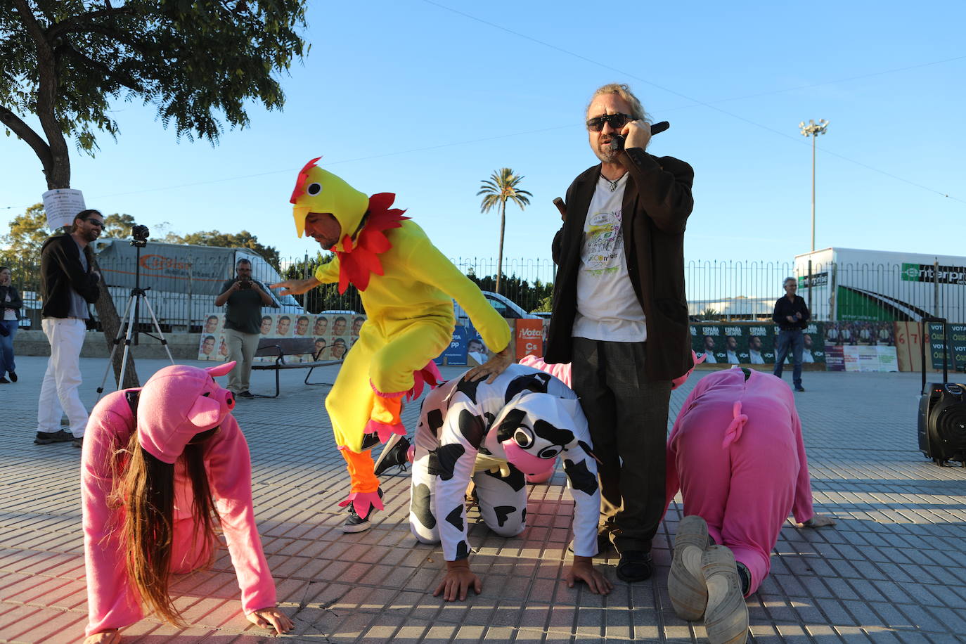 El presidente López Miras y el alcalde destacan la importancia de un sector que en la Región cuenta con 1.500 granjas.