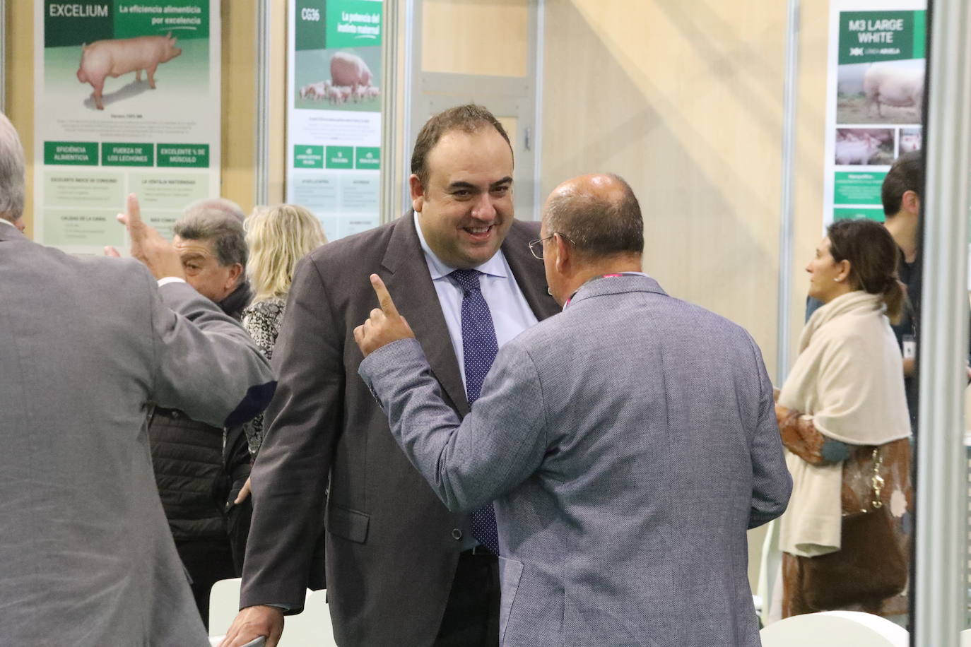 El presidente López Miras y el alcalde destacan la importancia de un sector que en la Región cuenta con 1.500 granjas.