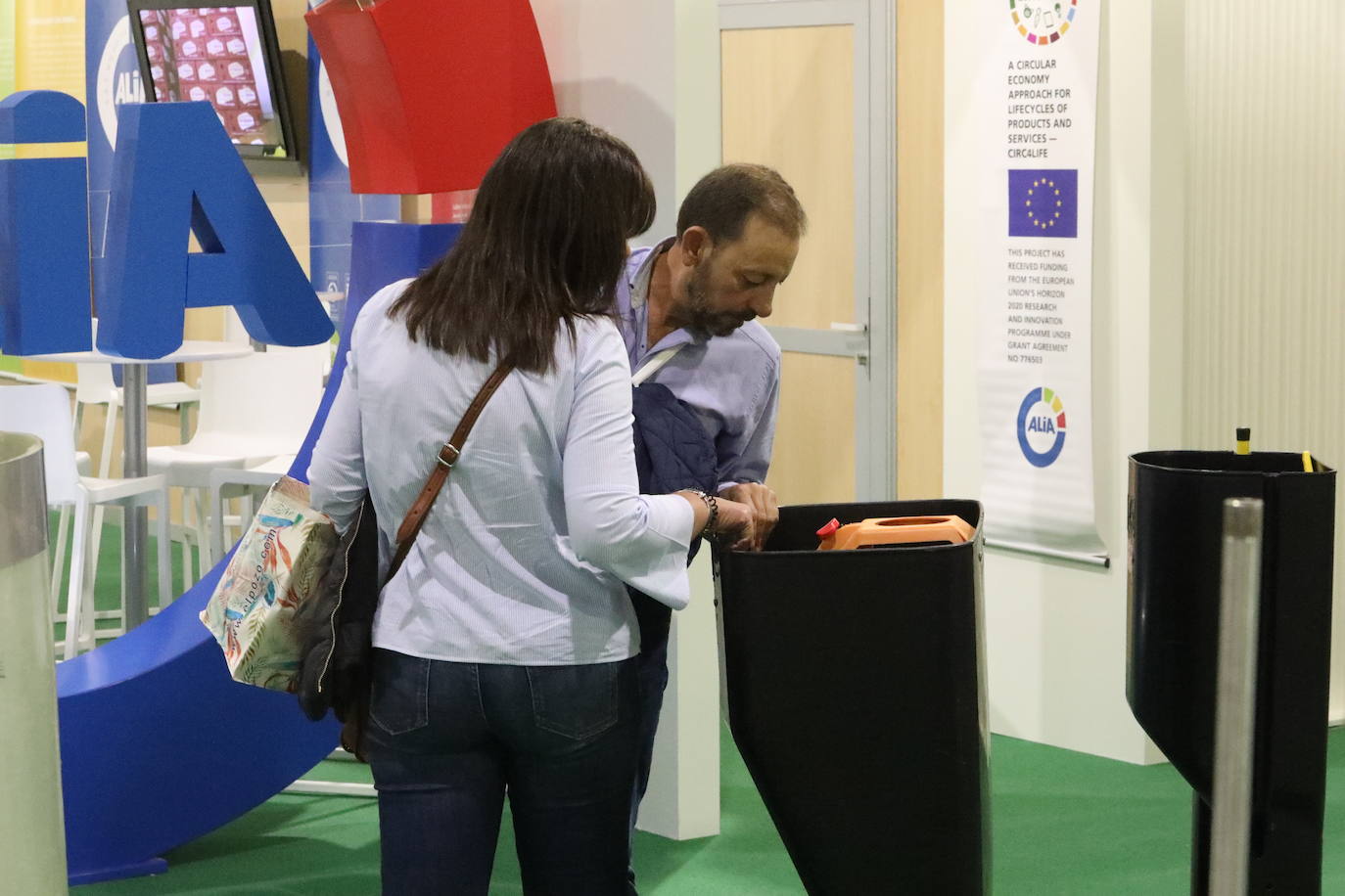 El presidente López Miras y el alcalde destacan la importancia de un sector que en la Región cuenta con 1.500 granjas.