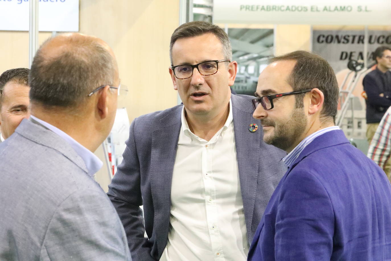 El presidente López Miras y el alcalde destacan la importancia de un sector que en la Región cuenta con 1.500 granjas.