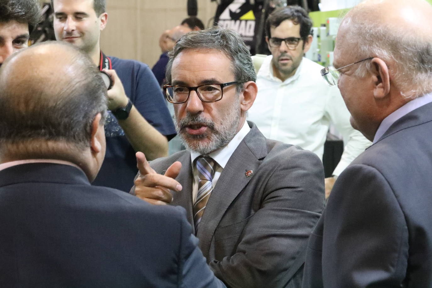 El presidente López Miras y el alcalde destacan la importancia de un sector que en la Región cuenta con 1.500 granjas.